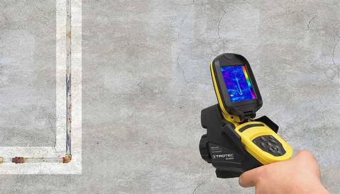 Techniker setzt Wärmebildkamera zur Lecksuche an der Wand ein in Finsing