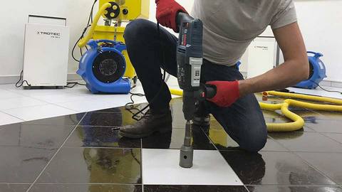 Techniker saugt Wasser ab in Grasbrunn