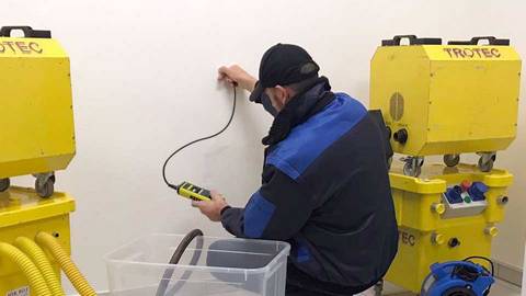 Techniker misst den Durchfeuchtungsgrad der Wand in Irsee
