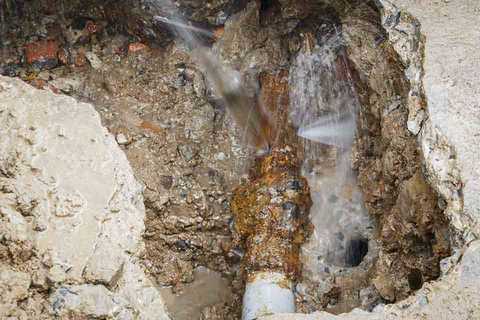 In der Wand freigelegte beschädigte Wasserleitung in Kirchdorf