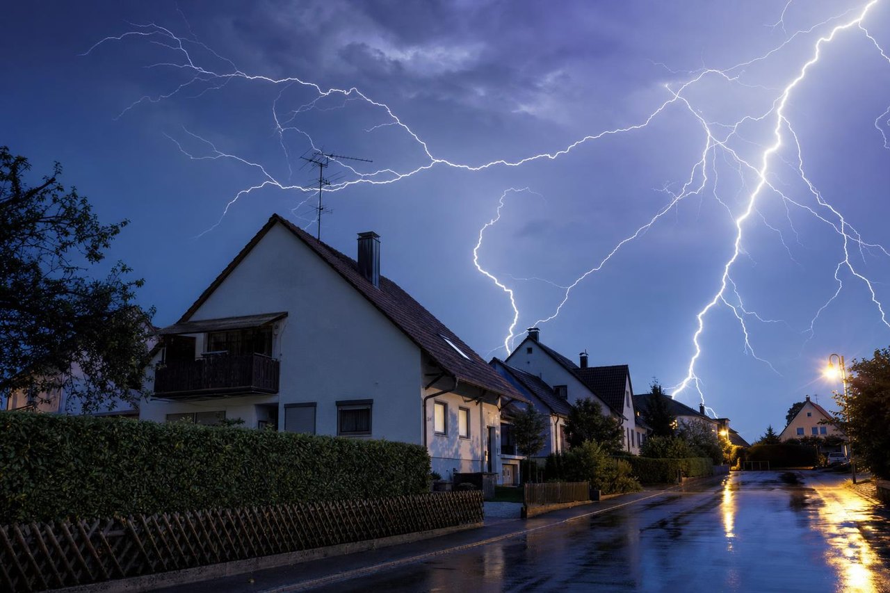Blitz eingeschlagen – was jetzt? Erste Schritte, Überspannung und wer den Schaden zahlt