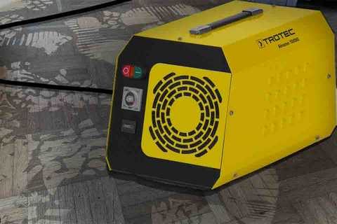 Ozongenerator zur Geruchsneutralisation nach Brandschaden in Seukendorf