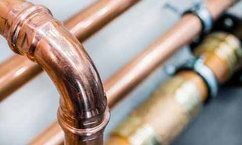 Techniker bei der Reparatur eines Rohrbruchs in Syrgenstein